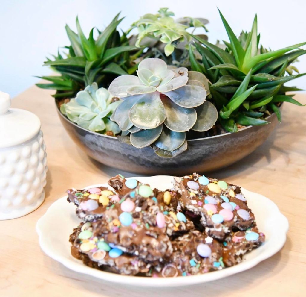Easy Oreo Cookie Easter Bark Recipe for Spring pin 2