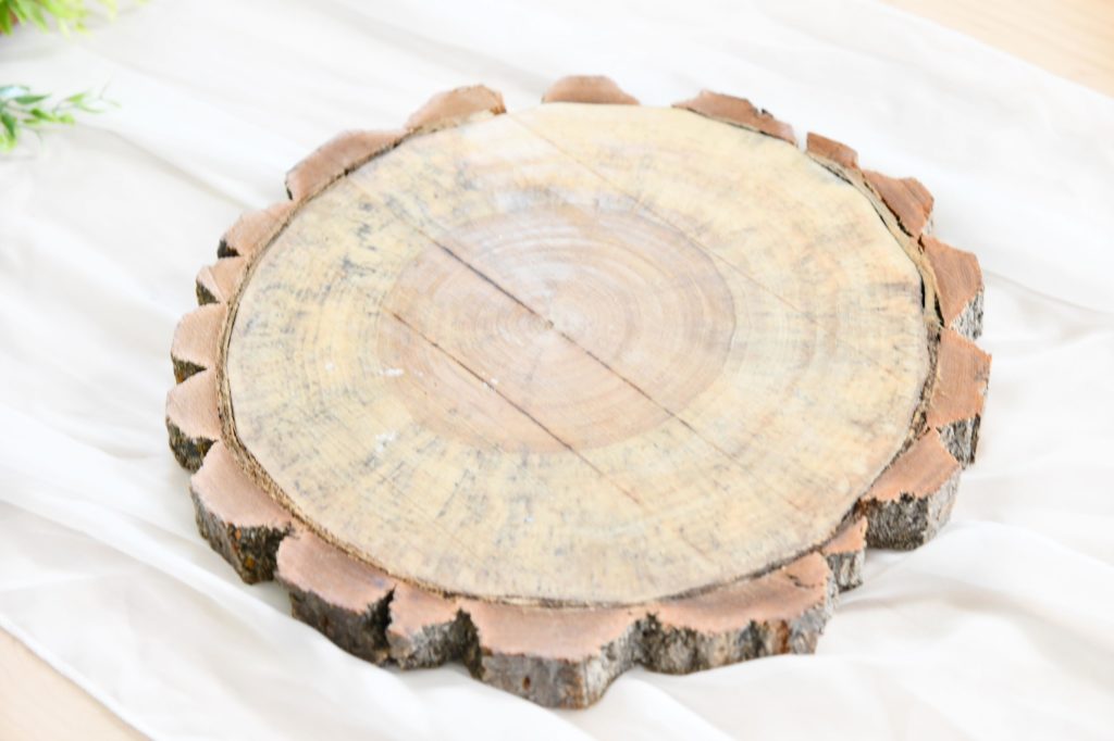 How to Create a Summer Tablescape That Wows Wood Chargers