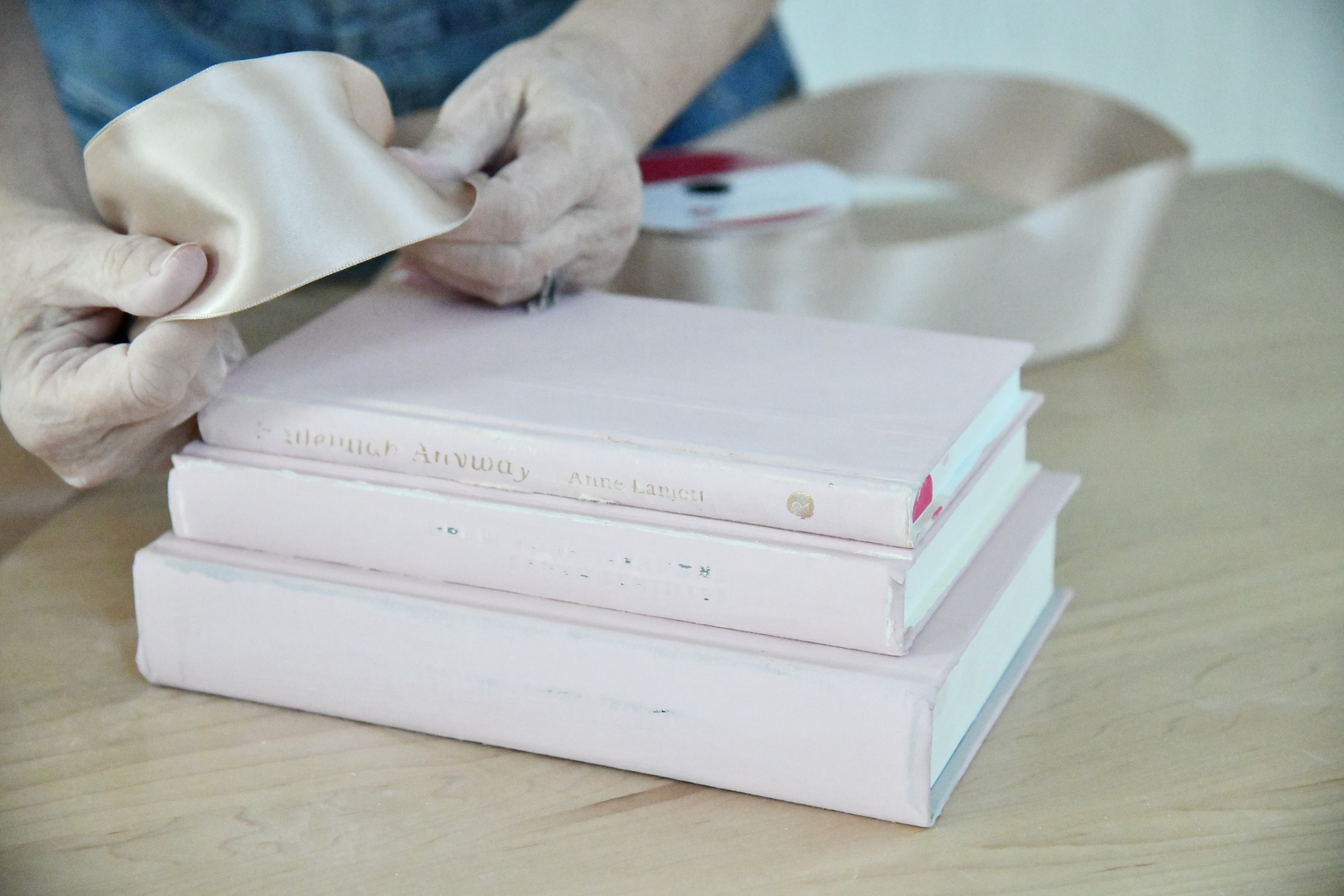 time to decorate books with ribbon DiY