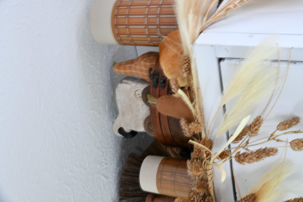 How To Beautifully Decorate Your Entryway For Fall sheep