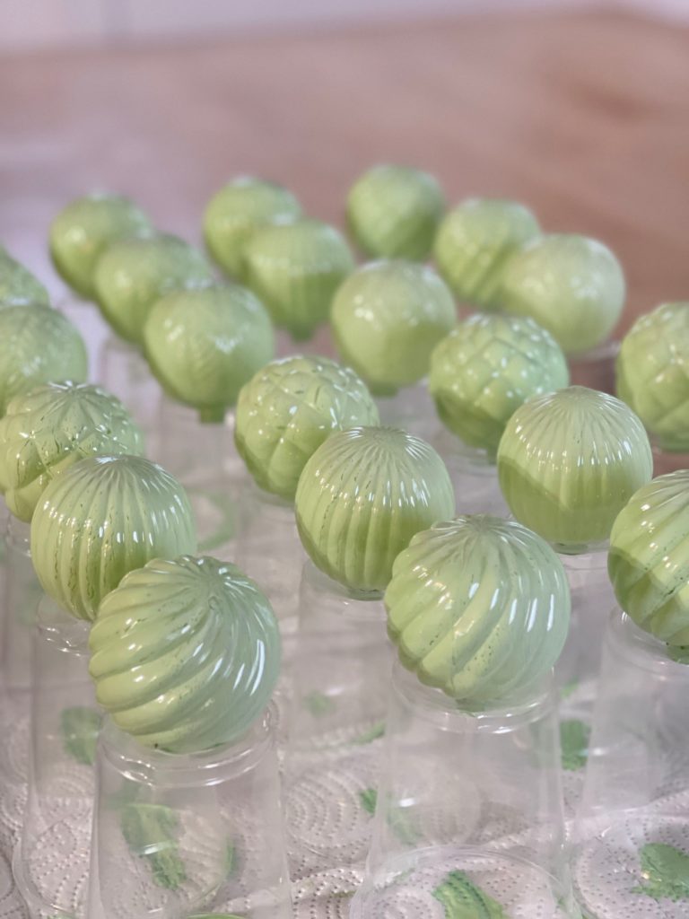 allowing jadeite ornaments to dry and drip excess paint
